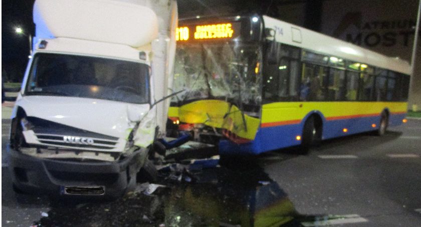 Poranny wypadek. Autobus zderzył się z dostawczakiem [AKTUALIZACJA]