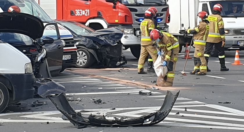 Zgasły światła... zderzyły się 4 samochody. Wypadek koło Galerii Wisła 