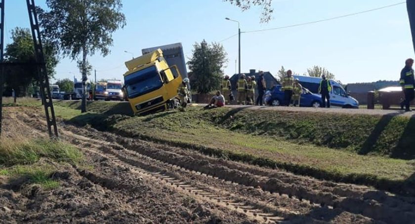 Trzy godziny blokady w Popłacinie. Tir w rowie