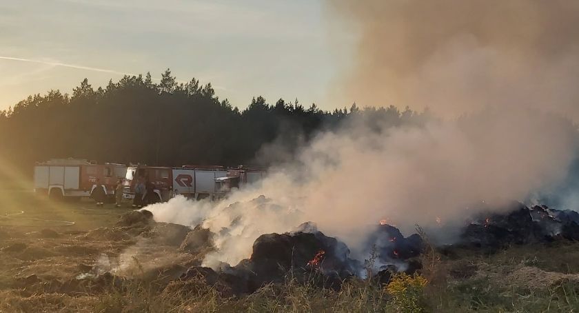 5 godzin gaszenia słomy. Pożar w Robertowie