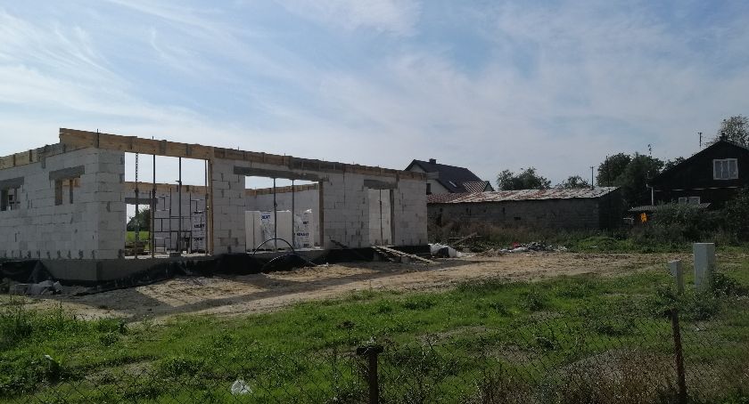 Konflikt w Bądkowie Kościelnym - dom pogrzebowy na osiedlu 