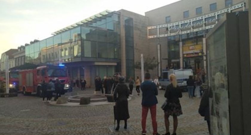 Policyjni pirotechnicy przeszukują kino. Ponad 100 osób ewakuowonych z „Przedwiośnia”