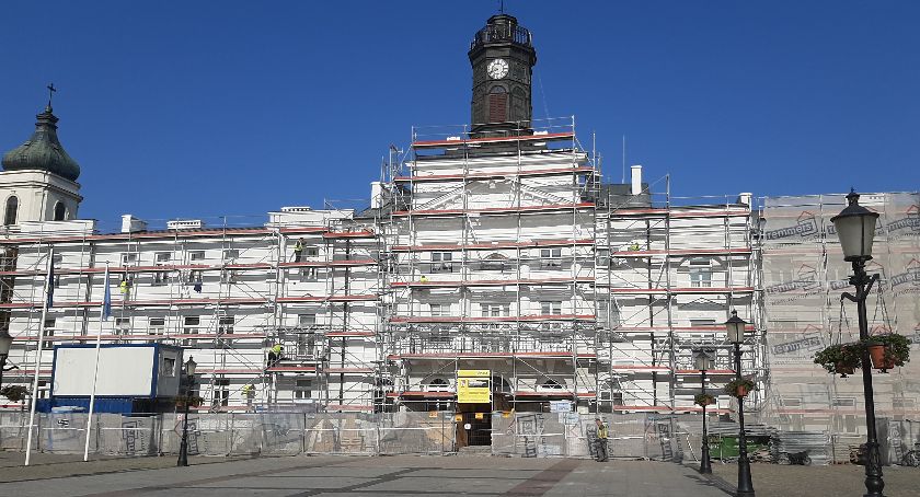 Elewacja płockiego ratusza w remoncie