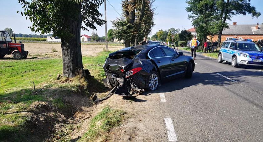 Jaguar zderzył się z oplem. Wypadek w Aleksandrowie