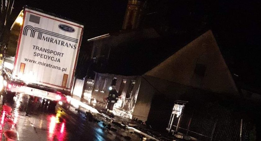 Droga w Bielsku zablokowana. Ciężarówka staranowała słup wysokiego napięcia i ogrodzenie prywatnej posesji