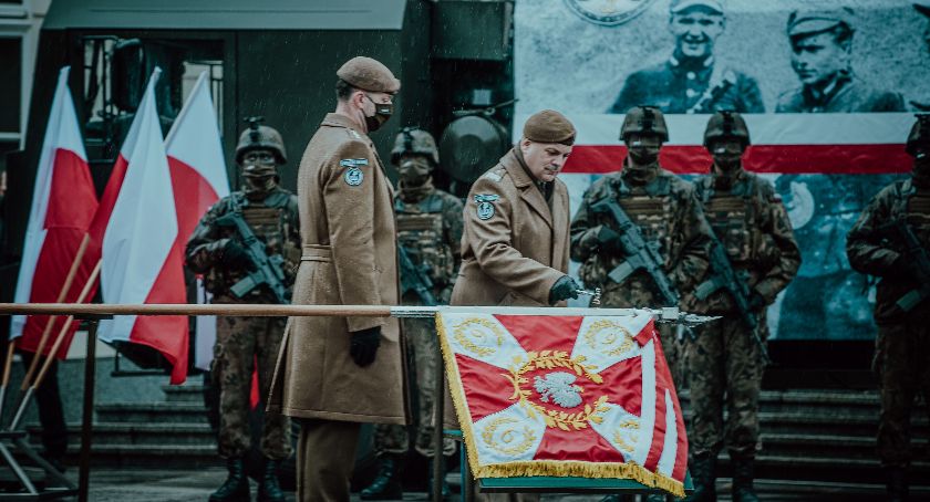 Wyjątkowa chwila dla żołnierzy. Mazowieccy terytorialsi otrzymali sztandar