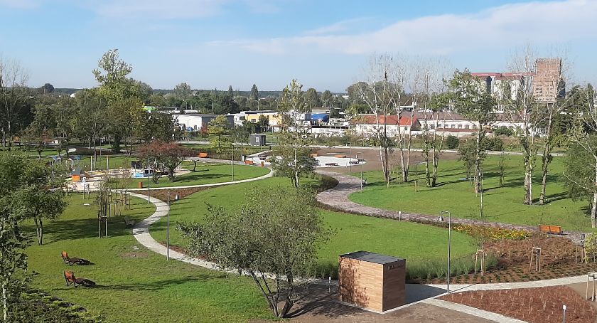 Plac Mościckiego wkrótce dostępny dla mieszkańców. Trwają odbiory