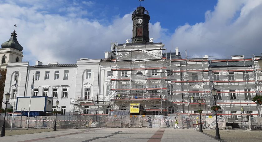Elewacja płockiego ratusza w remoncie. Widać pierwsze efekty