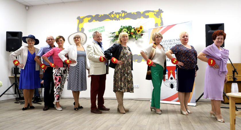 Jak się noszą seniorzy w Płocku? Wielki pokaz mody przy Otolińskiej [FILM, ZDJĘCIA]