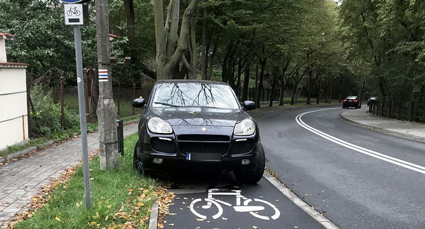 Zablokowane ścieżki, chodniki, zatoczki autobusowe... Nieprawidłowo zaparkowanych pojazdów jest bardzo dużo