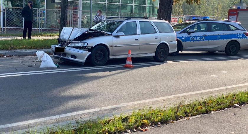 Zderzyły się dwa ople. Utrudnienia w Alejach Kilińskiego [AKTUALIZACJA]