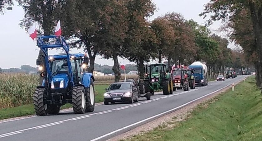 Sznur traktorów jedzie do Płocka
