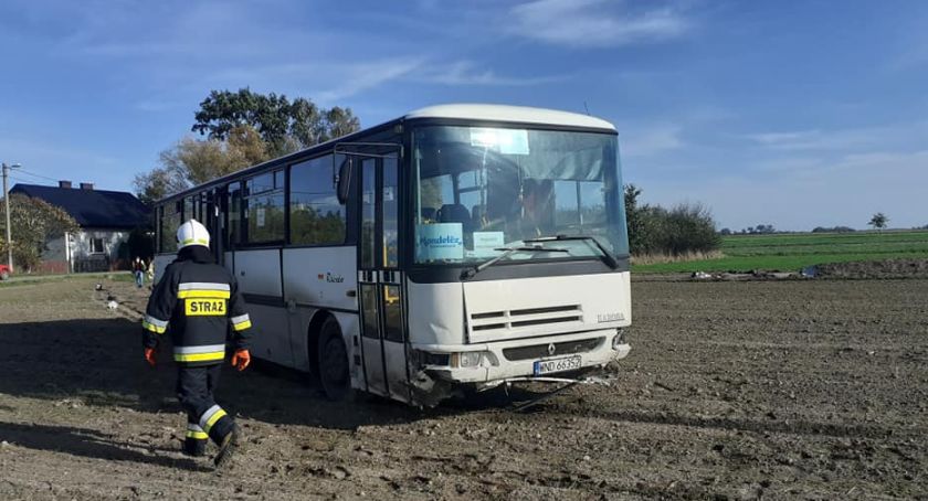 Kierowca zbiegł z miejsca wypadku. Zostawił autobus na polu