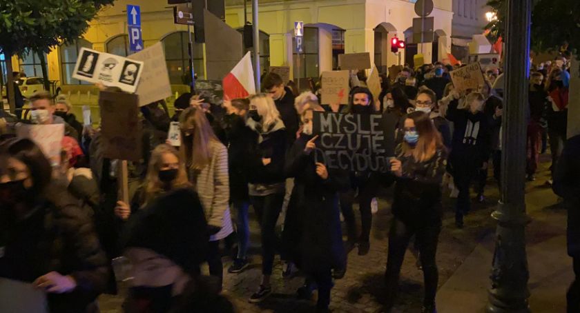 Płocczanie protestują na Starówce. Kolejny dzień manifestacji w mieście [FOTO]