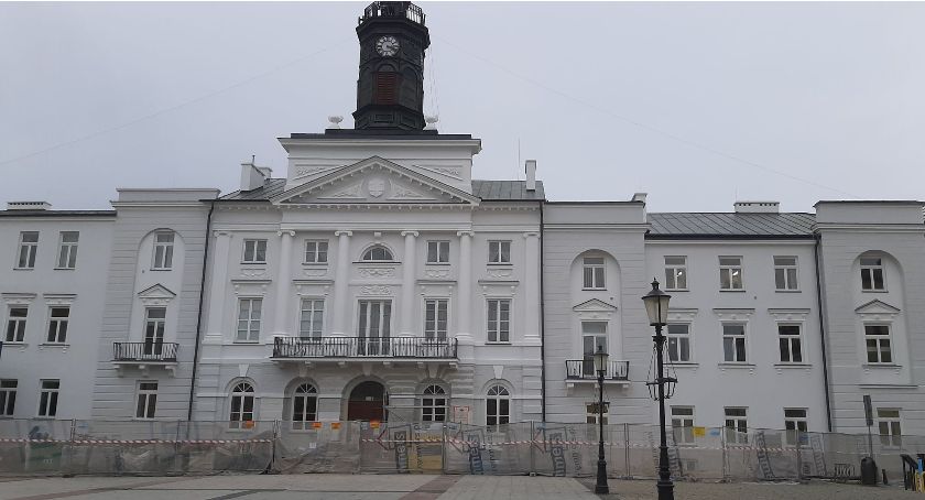 Elewacja płockiego ratusza w remoncie. Kolejne fragmenty odsłonięte