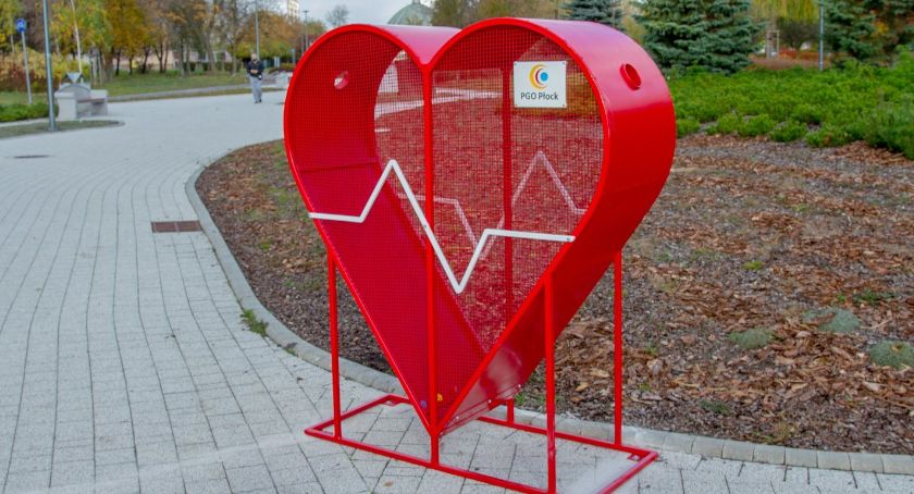 Kolejne serca do zbierania nakrętek przy płockich parkach