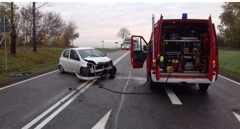 Uderzył w skarpę i znak drogowy. Trafił do szpitala