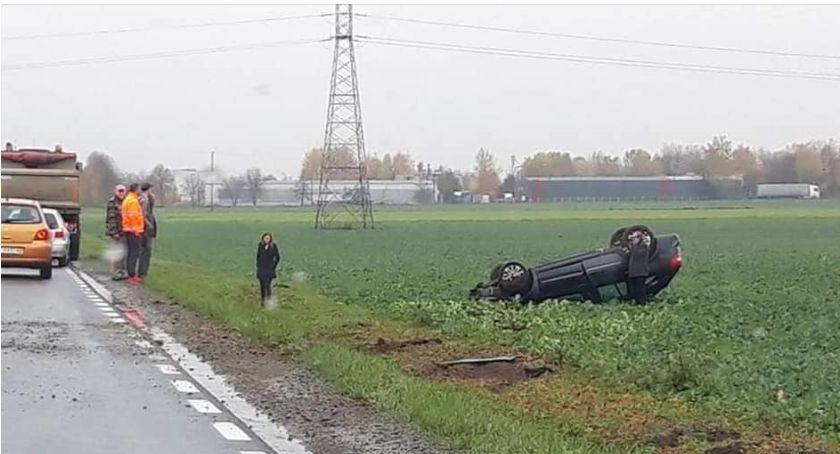 Dachowanie w Zągotach. Kierowca nie czekał na służby