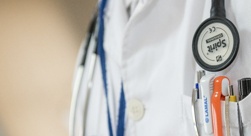 Lekarze, pielęgniarki, ratownicy medyczni, salowe, kierowcy. Ruszyła rekrutacja do pracy w szpitalu tymczasowym w Płocku