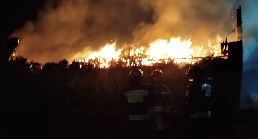 Płomienie sięgały wysoko ponad dach. 6 zastępów straży w Nowych Karwosiekach