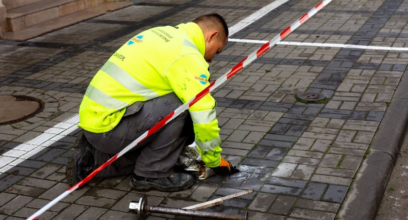 Łatwiejsze parkowanie w centrum Płocka? Trwa montaż czujników