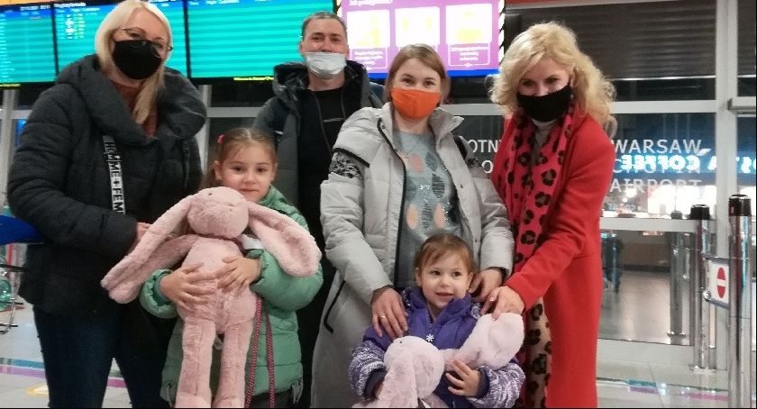 Repatrianci z Kazachstanu już są w Płocku: zmęczeni, ale szczęśliwi