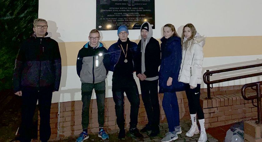 Mistrzostwa Mazowsza w biegach przełajowych. Krystian Górski  na podium