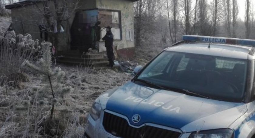 Policjanci uratowali bezdomną 62-latkę. Pomogli też przechodnie...