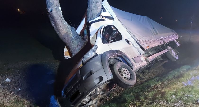 Drzewo zmiażdżyło kabinę. Wypadek w Jeżewie