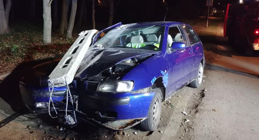 Samochód uderzył w słup. Potem zapalił się warsztat
