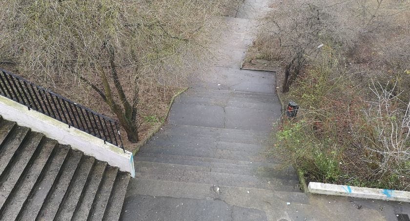 Poręcz przy schodach koniecznie potrzebna?