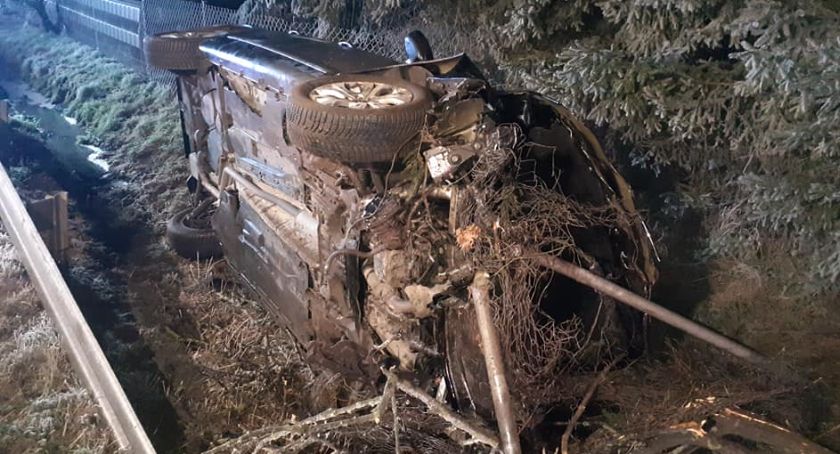 Wypadek w Grabinie. Pijany wjechał do rowu i ściął ogrodzenie
