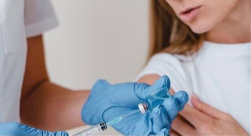 Koronawirus. W Szpitalu Św. Trójcy rozpoczęły się szczepienia przeciwko COVID19. Na liście 400 chętnych pracowników