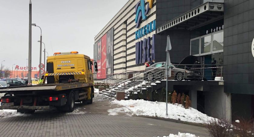 Samochód prawie wjechał do galerii Wisła. Wypadek na ul. Czwartaków