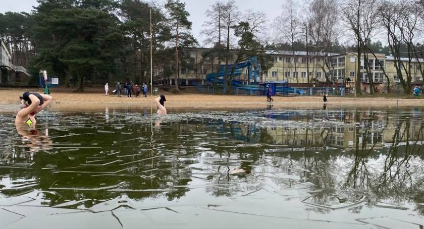 Tłumy na plażach! Nowa płocka moda na... morsowanie