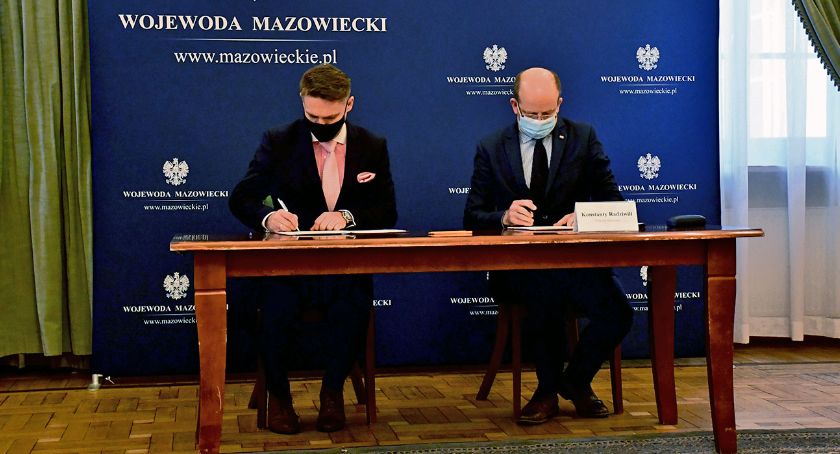 Włodarze Słupna i Staroźreb podpisali umowy z wojewodą. Będą nowe  połączenia autobusowe