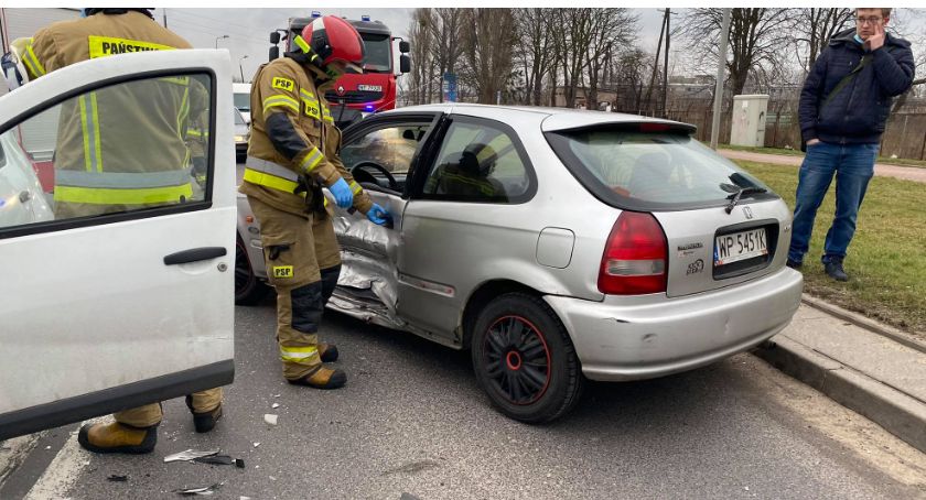 Zablokowane skrzyżowanie ul. Przemysłowej i Rutskich. Zderzyły się dwie osobówki [AKTUALIZACJA]