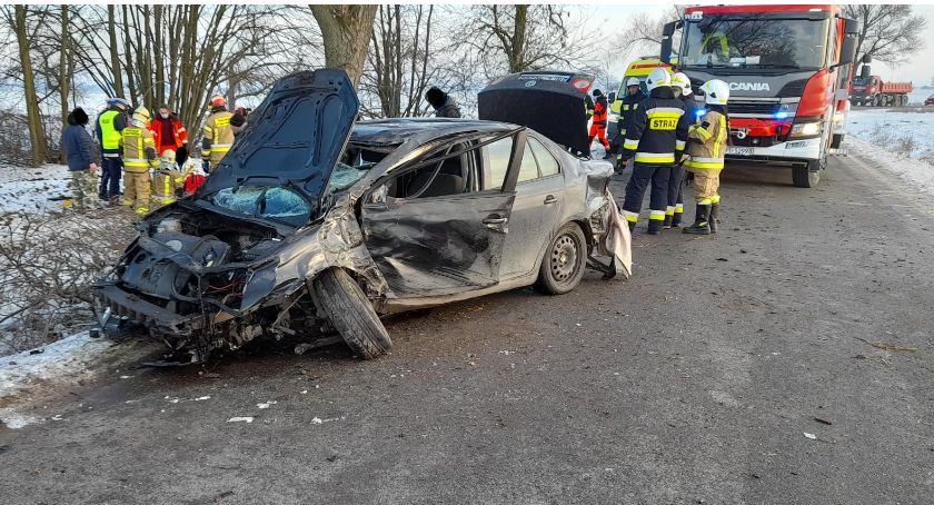 Kolejny samochód uderzył w drzewo. Fatalne warunki na drogach