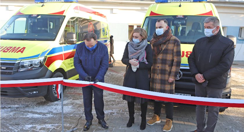 Płockie pogotowie ma dwa nowe, specjalistyczne ambulanse. To nowoczesne Volkswageny Craftery. Gdzie będą stacjonowały? 