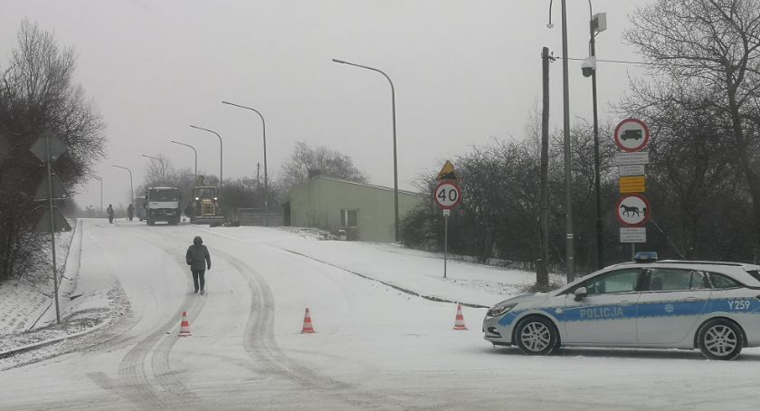 Pękła rura. Ulica nieprzejezdna!