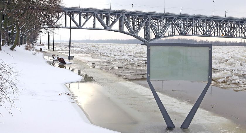 Zalane są bulwary wiślane, podtopienia w Borowiczkach