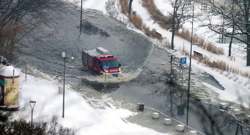 PŁOCK. Wisła wdziera się na bulwar. Molo w niebezpieczeństwie [ZDJĘCIA, WIDEO]