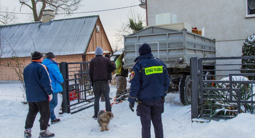 Wisła wdarła się na ul. Gmury. Rozpoczęła się ewakuacja mieszkańców i zwierząt