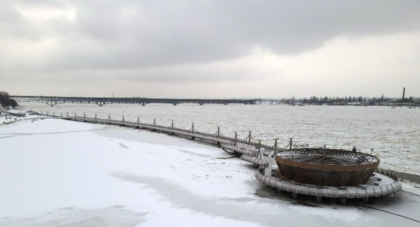 Wisła ruszyła. Woda opada na płockim nabrzeżu  