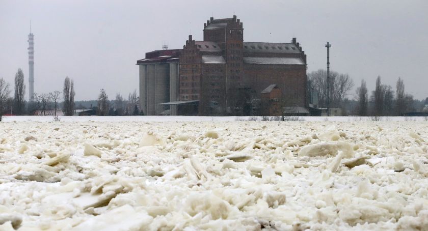 Włocławek zwiększył zrzut wody. W Płocku na Wiśle lekka poprawa.