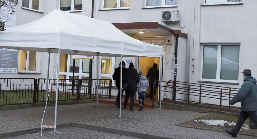Długa kolejka przed przychodnią na ul. Miodowej