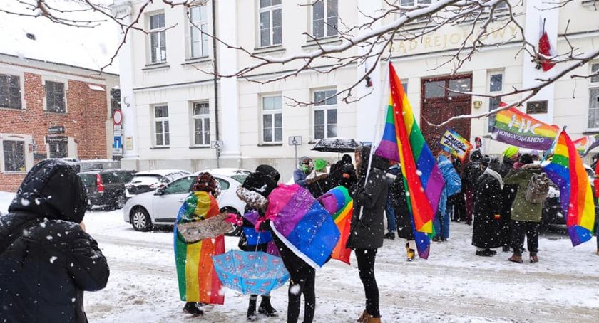 Na Pl. Narutowicza zrobiło się tęczowo. Bo w sądzie była druga rozprawa... 