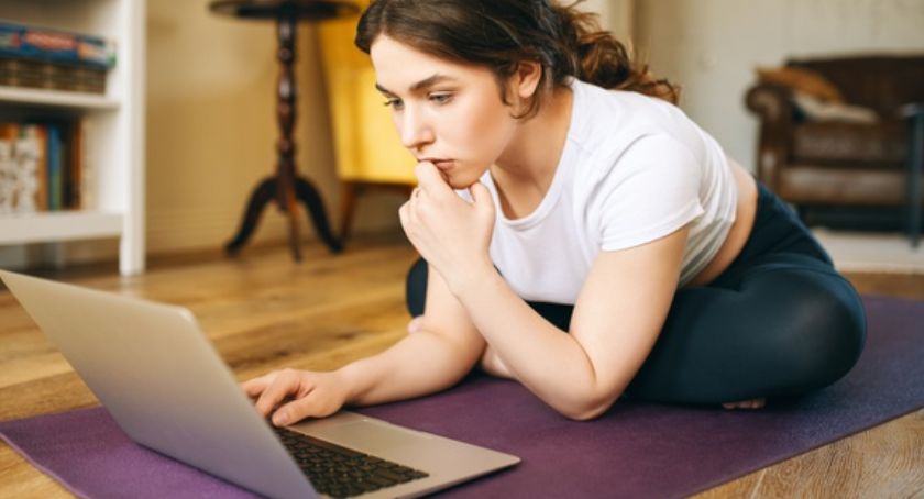 Joga, warsztaty z szydełkowania, kursy kucharskie… Płocczanie odkrywają zajęcia online