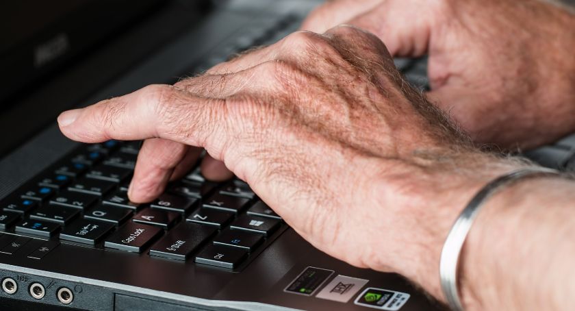 ZUS przypomina dorabiającym seniorom: czas na coroczne rozliczenie