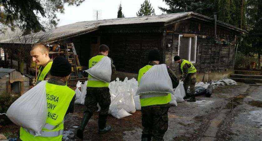 Akcja przeciwpowodziowa trwa. Terytorialsi zabezpieczają wały i posesje w powiecie płockim